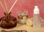 Staklena bočica od peskiranog stakla 50mL, za kreme sa pumpicom i zlatnim zatvaračem Staklena bočica od peskiranog stakla 50mL, za kreme sa pumpicom i zlatnim zatvaračem