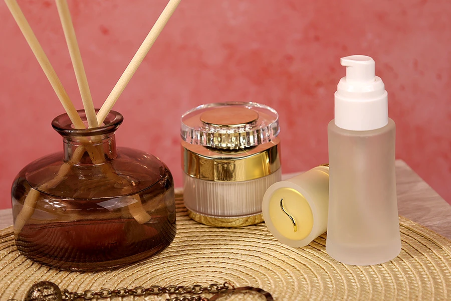 Staklena bočica od peskiranog stakla 50mL, za kreme sa pumpicom i zlatnim zatvaračem Staklena bočica od peskiranog stakla 50mL, za kreme sa pumpicom i zlatnim zatvaračem