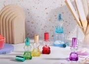 Staklena bočica 10mL u obliku mede, sa sprejom i zatvaračem Staklena bočica 10mL u obliku mede, sa sprejom i zatvaračem