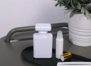 Bela staklena bočica za parfem 50mL sa sprejem i belim zatvaračem Bela staklena bočica za parfem 50mL sa sprejem i belim zatvaračem