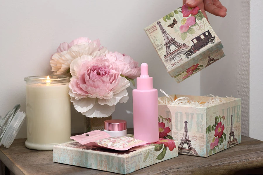 Plastificirana četvrtasta poklon kutija sa motivom Ajfelovog tornja, u 3 veličine (S-M-L)-grupa_slika