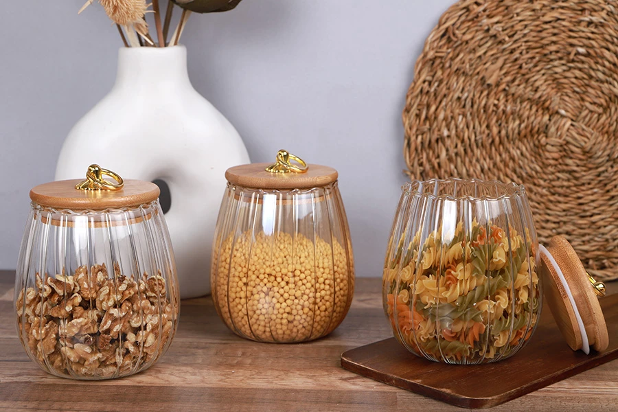 Staklena bronzana tegla 700mL, sa drvenim poklopcem, gumicom i zlatnim metalnim prstenom-grupa_slika