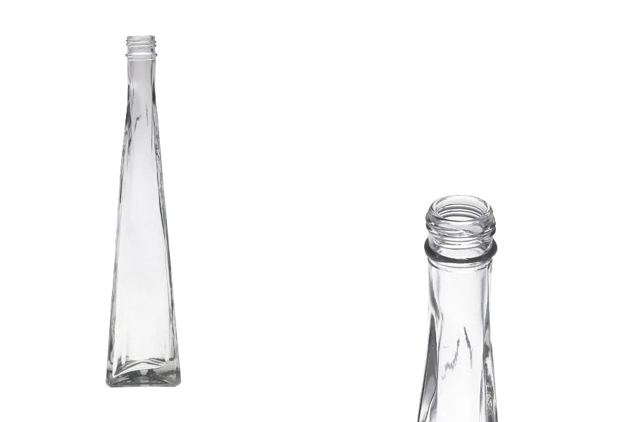 Staklena trouglasta dekorativna flaša 180mL Staklena trouglasta dekorativna flaša 180mL