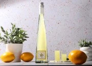 Staklena trouglasta dekorativna flaša 180mL Staklena trouglasta dekorativna flaša 180mL