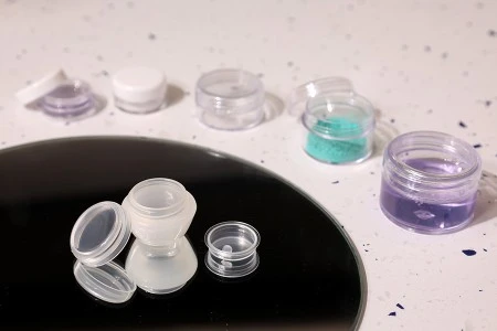 Akrilna prozirno-bela kutijica 10mL za kreme sa zatvaračem i plastičnim međupoklopcem - 12 kom-3