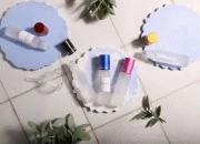 Staklena peskirana roll-on bočica 10mL sa staklenom kuglicom i zatvaračem u raznim bojama - 12 kom