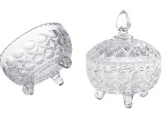 Staklena okrugla fondanjerica sa poklopcem, 3 nogice i izrezbane motive 120x95 mm-dimenzije_slike