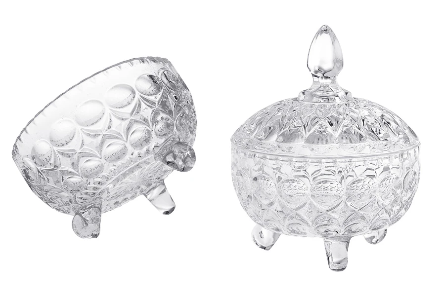 Staklena okrugla fondanjerica sa poklopcem, 3 nogice i izrezbane motive 120x95 mm-dimenzije_slike