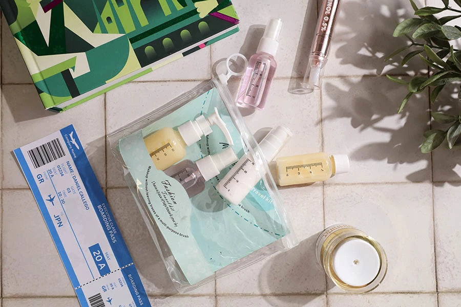 Set za putovanje - 5 flašica u plastičnom neseseru sa zip zatvaranjem Set za putovanje - 5 flašica u plastičnom neseseru sa zip zatvaranjem