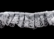 Bela plisirana čipka od poliestera, širine 20mm - komad je 10 metara-slika_proizvoda