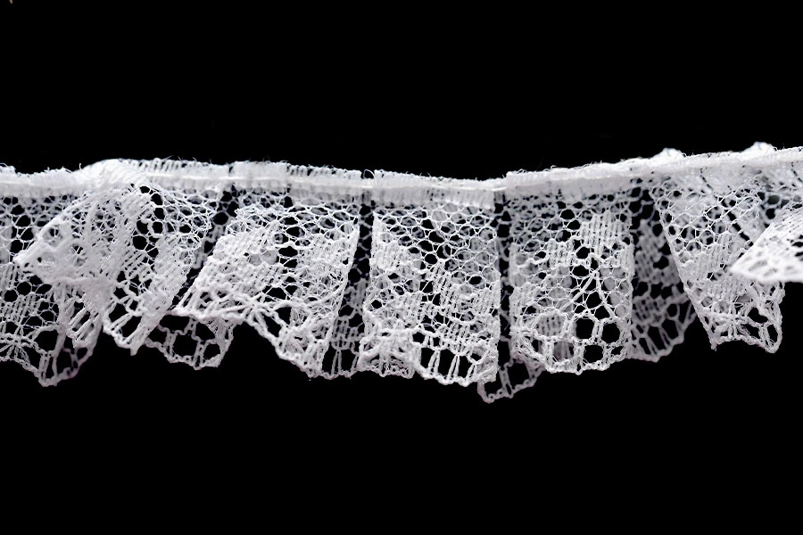 Bela plisirana čipka od poliestera, širine 20mm - komad je 10 metara-slika_proizvoda