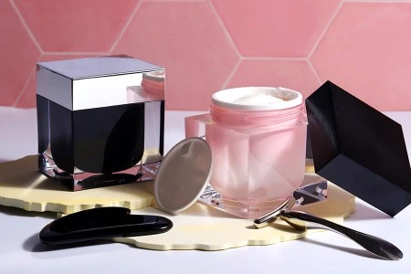 Akrilna kutijica za kremu 100mL, sa međupoklopcem i zatvaračem, u dve boje-3
