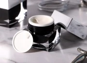 Akrilna kutijica za kremu 15mL, sa međupoklopcem i srebrnim zatvaračem Akrilna kutijica za kremu 15mL, sa međupoklopcem i srebrnim zatvaračem-grupa_slika