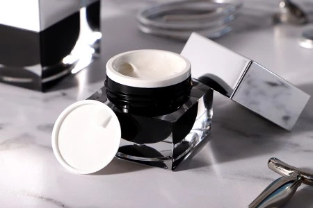 Akrilna kutijica za kremu 15mL, sa međupoklopcem i srebrnim zatvaračem-3