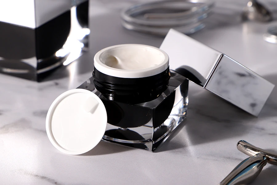 Akrilna kutijica za kremu 15mL, sa međupoklopcem i srebrnim zatvaračem Akrilna kutijica za kremu 15mL, sa međupoklopcem i srebrnim zatvaračem-grupa_slika