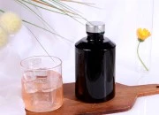 Cilindrična staklena boca 250mL u crnoj ili beloj boji Cilindrična staklena boca 250mL u crnoj ili beloj boji