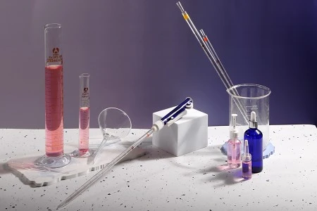 Graduisana staklena pipeta sa definisanom zapreminom od 2 mL-3