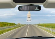 Bočica za osveživač automobila 7mL, kockasta sa drvenim zatvaračem i zakačkom - 25 kom Bočica za osveživač automobila 7mL, kockasta sa drvenim zatvaračem i zakačkom - 25 kom