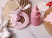 Gipsani osveživač prostora sa dizajnom cveta 70x8 mm sa belom mašnom (sa mirisom)-grupa_slika