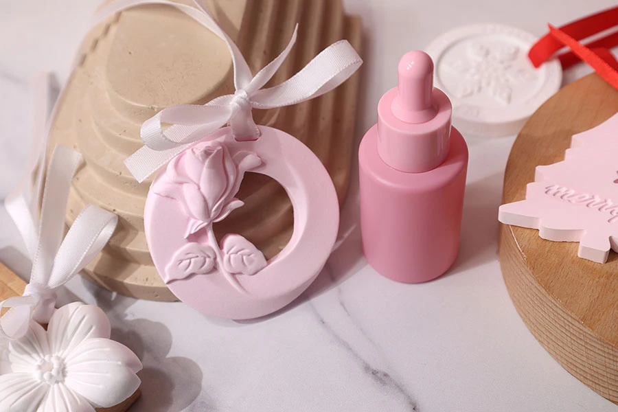 Gipsani osveživač prostora sa dizajnom cveta 70x8 mm sa belom mašnom (sa mirisom)-grupa_slika