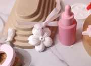 Gipsani osveživač prostora sa dizajnom cveta 55x10 mm sa belom mašnom (sa mirisom)-grupa_slika