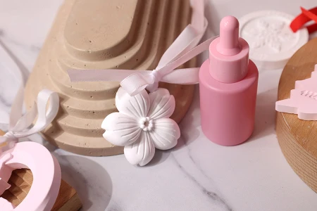 Gipsani osveživač prostora sa dizajnom cveta 55x10 mm sa belom mašnom (sa mirisom)-grupa_slika