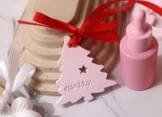 Gipsani osveživač prostora sa dizajnom Božićne jelke 65x7x70 mm sa crvenom mašnom-grupa_slika