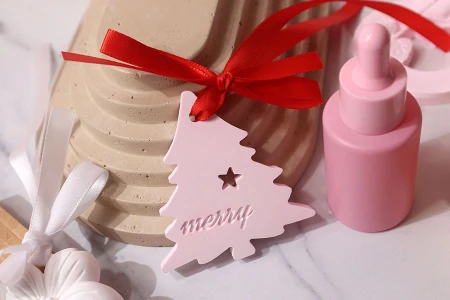 Gipsani osveživač prostora sa dizajnom Božićne jelke 65x7x70 mm sa crvenom mašnom-grupa_slika