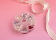 Plastična okrugla kutijica sa 8 mesta, za šljokice i kozmetičku upotrebu Plastična okrugla kutijica sa 8 mesta, za šljokice i kozmetičku upotrebu