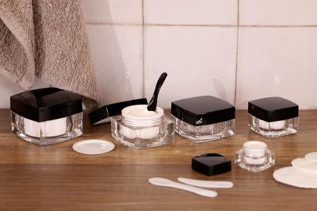 Luksuzna četvrtasta akrilna kutija za kreme 15mL sa crnim zatvaračem sa unutrašnjom zaptivkom i plastičnim međupoklopcem-8