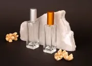 Staklena providna bočica 20mL, sa plastičnim sprejom i zatvaračem PP15-grupa_slika