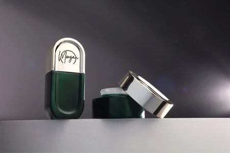 Staklena bočica od 40 mL u mat zelenoj boji sa belom pumpicom i zlatnim zatvaračem-grupa_slika