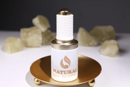 Staklena bočica od 30 mL u beloj boji sa zlatno - belom pipetom na dugme i drenažnim elementom-grupa_slika