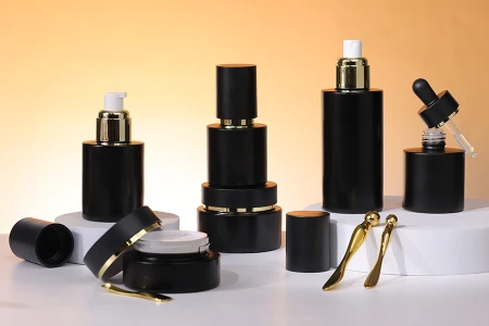 Staklena crna mat teglica od 50 mL sa crnim mat zatvaračem (sa unutrašnjom zaptivkom) i plastičnim međupoklopcem-grupa_slika