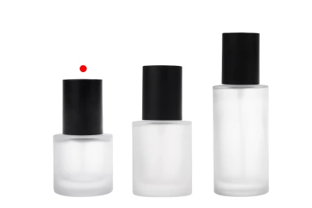 Bočica od peskiranog stakla od 30 mL sa crnom pumpicom za kreme i crnim mat poklopcem-grupa_slika