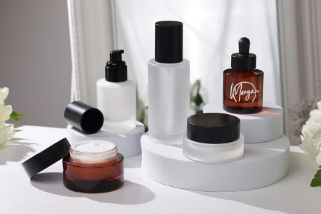 Peskirana staklena bočica od 100mL sa crnim sprejom i crnim mat zatvaračem-grupa_slika