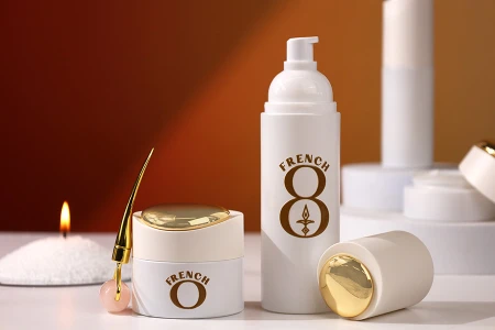 Luksuzna teglica 50 mL u mat beloj boji sa zatvaračem sa zlatnim detaljima (sa unutrašnjom zaptivkom) i plastičnim međupoklopcem-dimenzije_slike