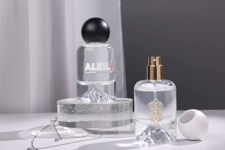 Sprej sa belim mat okruglim (malim) poklopcem za parfemske bočice sa sigurnosnim Crimp zatvaranjem od 15 mm-grupa_slika