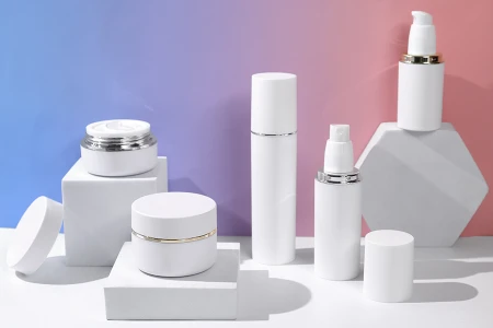 Bela MAT bočica od 100mL sa srebrnom ili zlatnom linijom, sa sprejom i belim MAT zatvaračem-grupa_slika