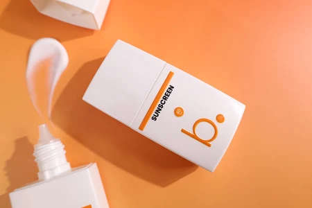 Plastična (PETG) bočica 50 mL bele boje sa zatvaračem i grlom za tečnu kozmetiku-grupa_slika