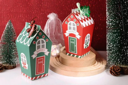 Božićna kartonska poklon kutijica u obliku kućice 70x70x195 mm sa trakom i karticom - 10 kom-grupa_slika