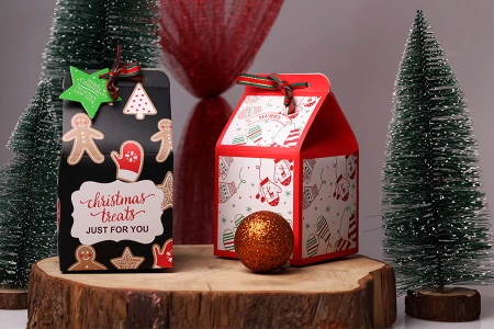 Božićna kartonska poklon kutijica 90x90x155 mm sa trakom i karticom - 10 kom-grupa_slika