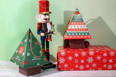 Božićna kartonska poklon kutija 150x150x240 mm u obliku jelke, sa trakom  - 10 kom-grupa_slika