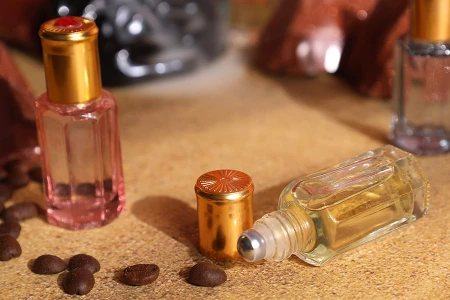 Roll-on staklena šestougaona bočica od 10 mL sa metalnom kuglicom i zlatnim zatvaračem sa dekorativnim kamenčićem-grupa_slika