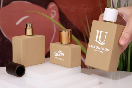 Staklena bočica za parfem 100 mL (15/400) pravougaonog oblika i gumirane bež boje-grupa_slika