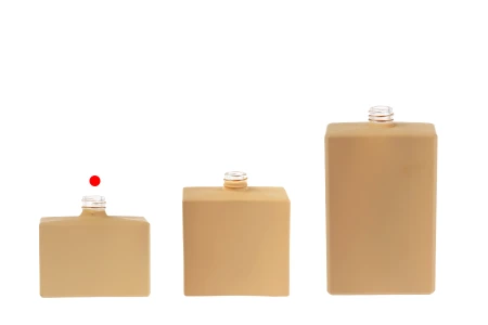Staklena bočica za parfem 30 mL (15/400) pravougaonog oblika i gumirane bež boje-grupa_slika