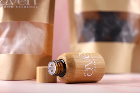 Plastični zatvarač sa presvlakom od bambusa i unutrašnjom kapaljkom za bočice sa PP18 grlom-grupa_slika