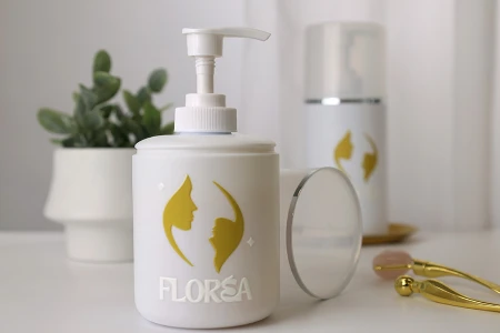 Plastična (HDPE) bela boca od 500 mL sa pumpicom za kremu i providnim poklopcem sa srebrnom linijom-grupa_slika