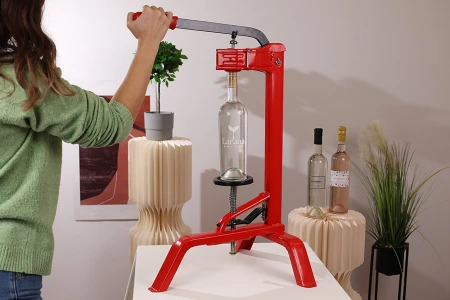 Stona mašina za postavljanje plutanih čepova u vinske flaše-grupa_slika