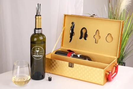 Luksuzna kutija za dve vinske flaše sa dodacima i kožnom presvlakom u zlatnoj i crvenoj boji-grupa_slika